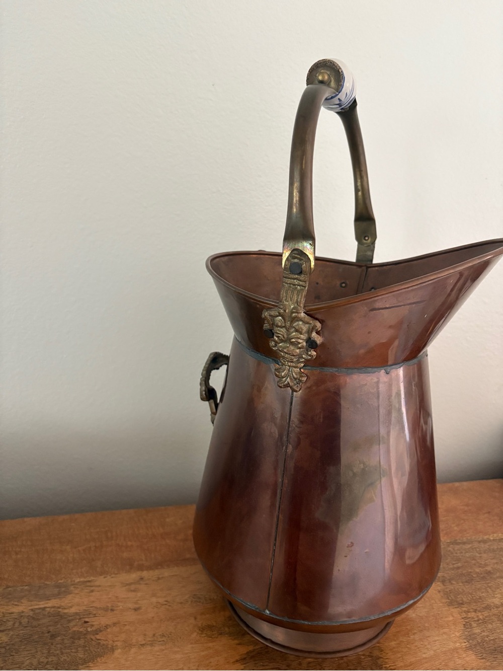 Antique Lion Head Copper And Brass Coal Scuttle Bucket Delft Porcelain Handle - Picture 6 of 9